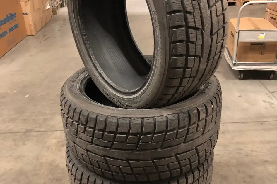 Used studless winter tire 295/40R20 Yokohama Geolandar