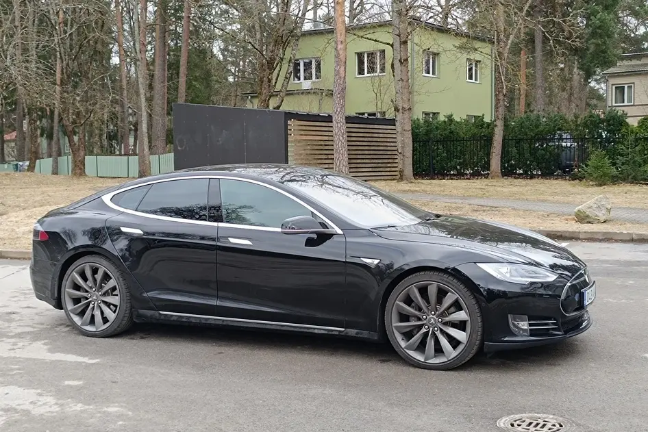 Tesla Model S, 158 kW, electric, automatic, four-wheel drive