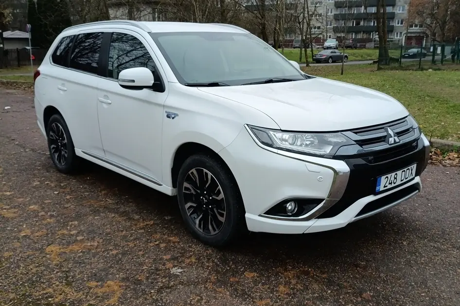 Mitsubishi Outlander, 2015, 2.0, 89 kW, plug-in hybrid (petrol/electric), automatic, four-wheel drive