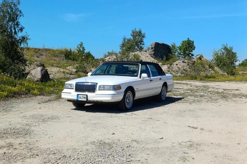 Lincoln Town Car, 4.6, 157 kW, petrol, automatic, rear-wheel drive