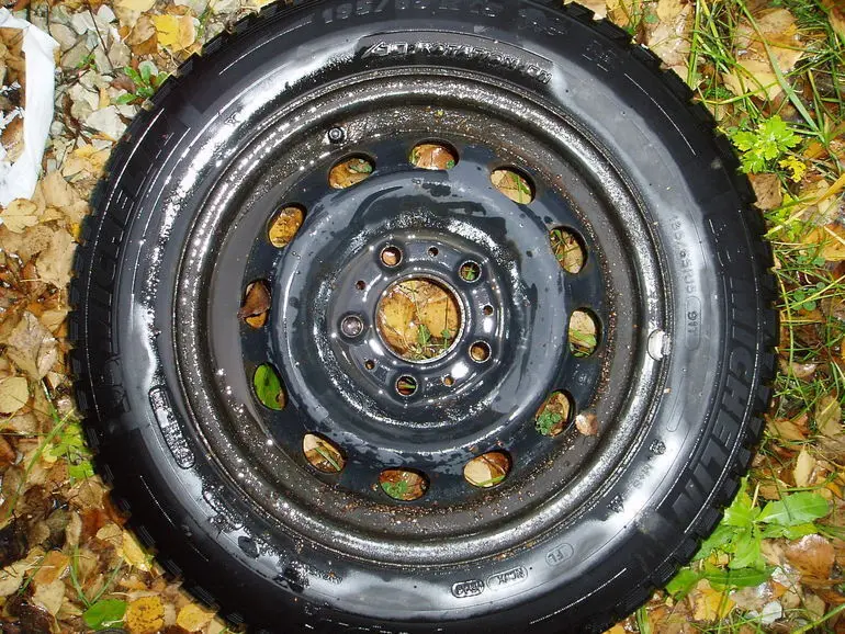 Naudota alloy wheel+studless winter tire 195/65R15,