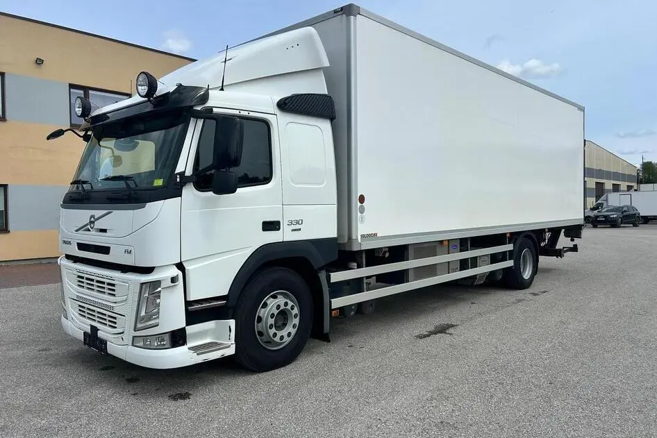 Volvo FM330 4X2 EURO6 + CARRIER + DOUBLE STOCK, 2017, 250 kW, diesel, automatic